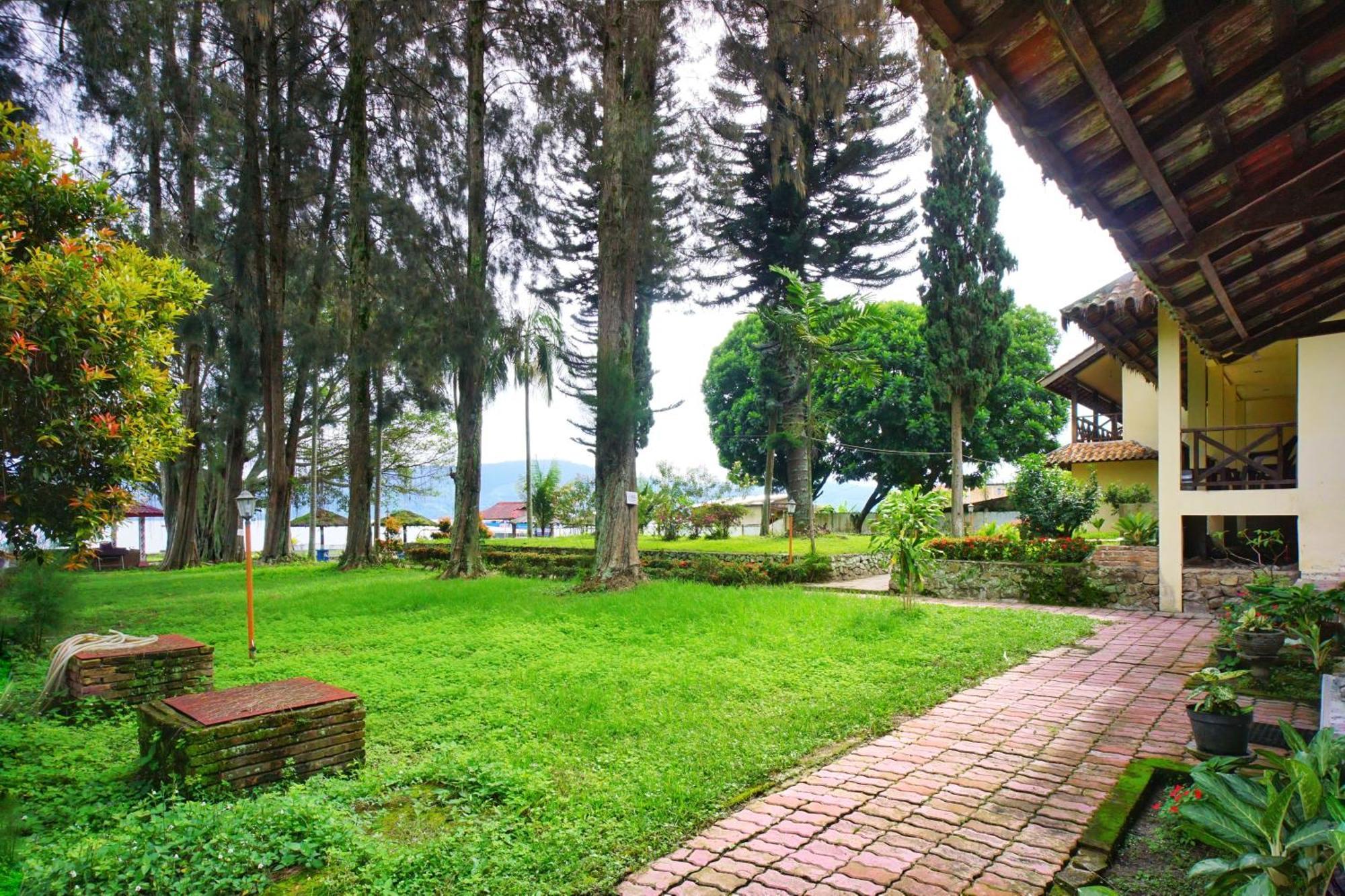 Hotel Pandu Lakeside Tuktuk Exterior photo