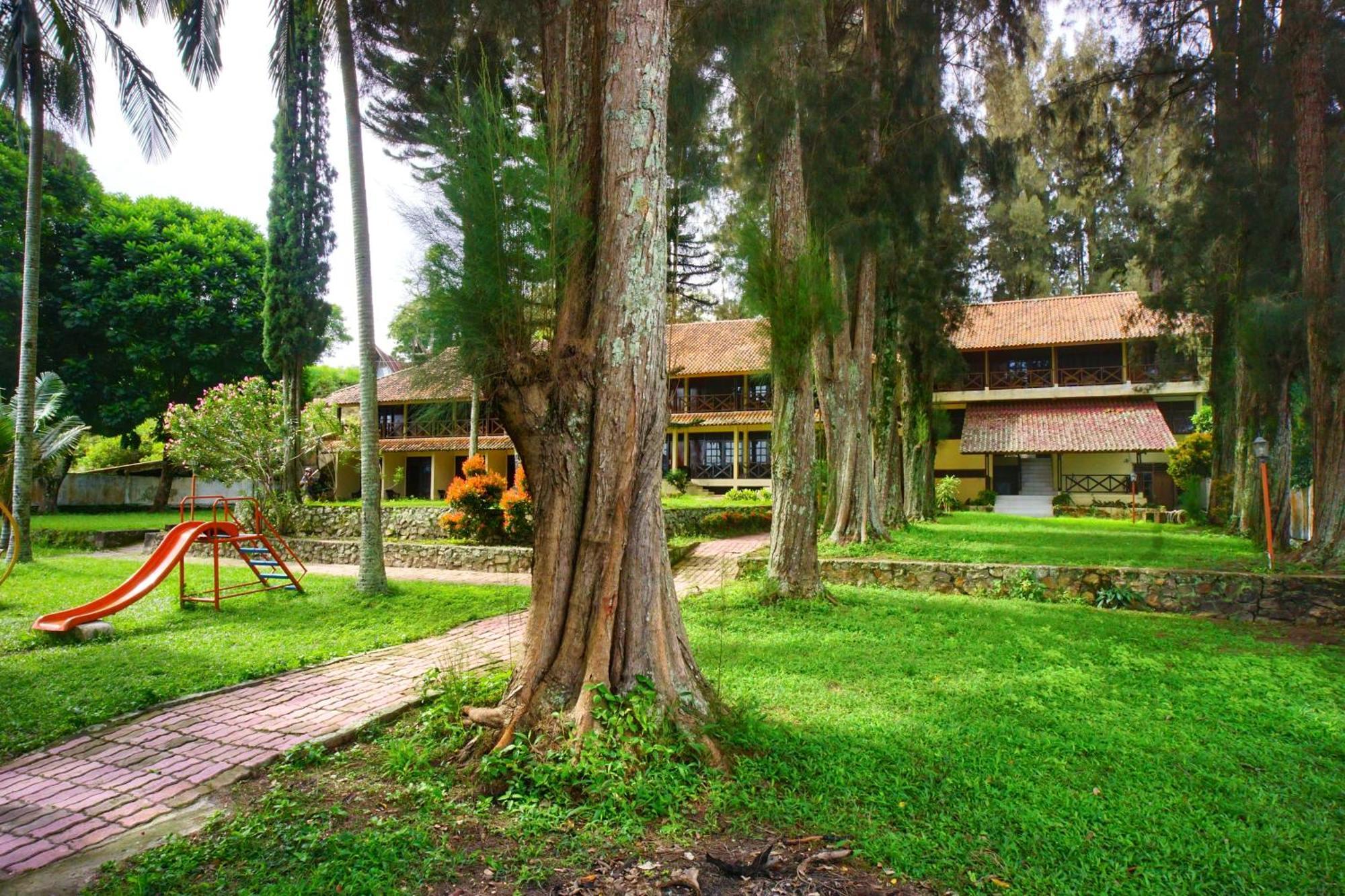 Hotel Pandu Lakeside Tuktuk Exterior photo