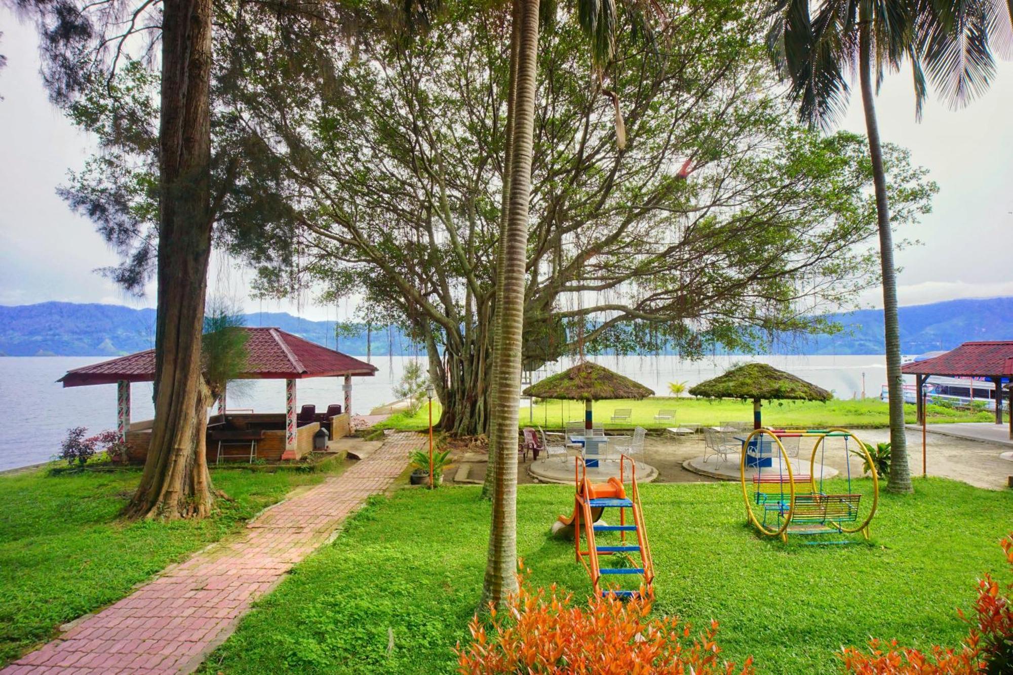 Hotel Pandu Lakeside Tuktuk Exterior photo