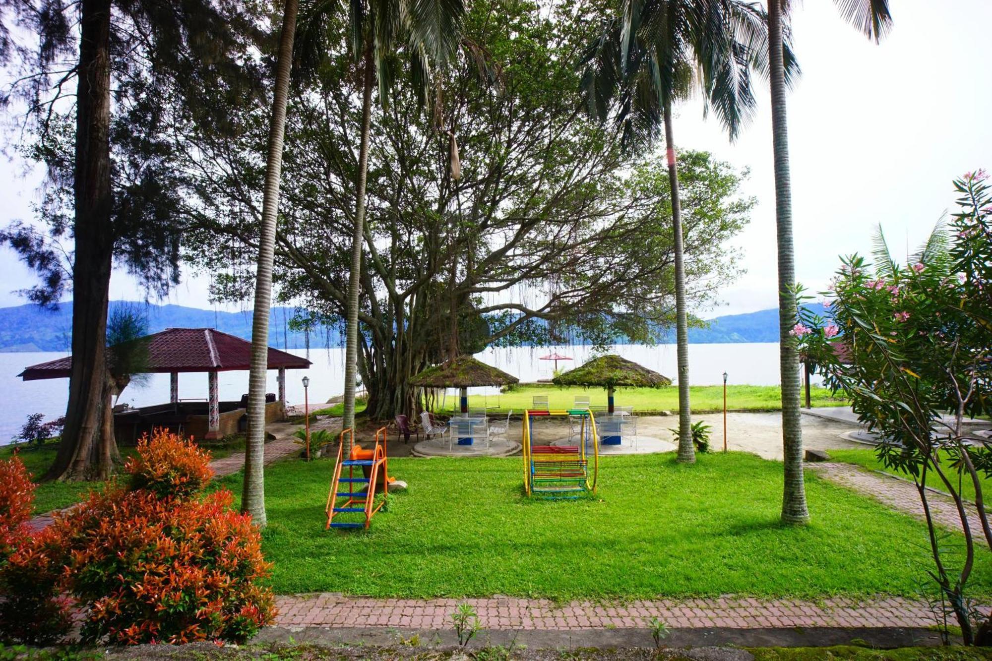 Hotel Pandu Lakeside Tuktuk Exterior photo