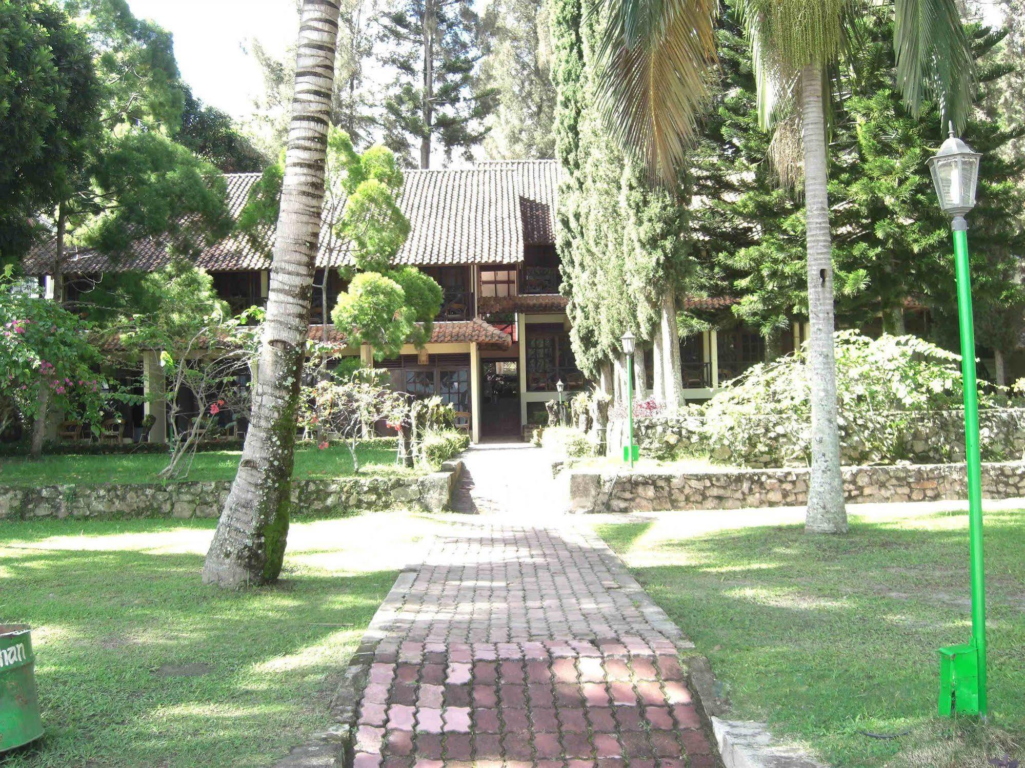 Hotel Pandu Lakeside Tuktuk Exterior photo