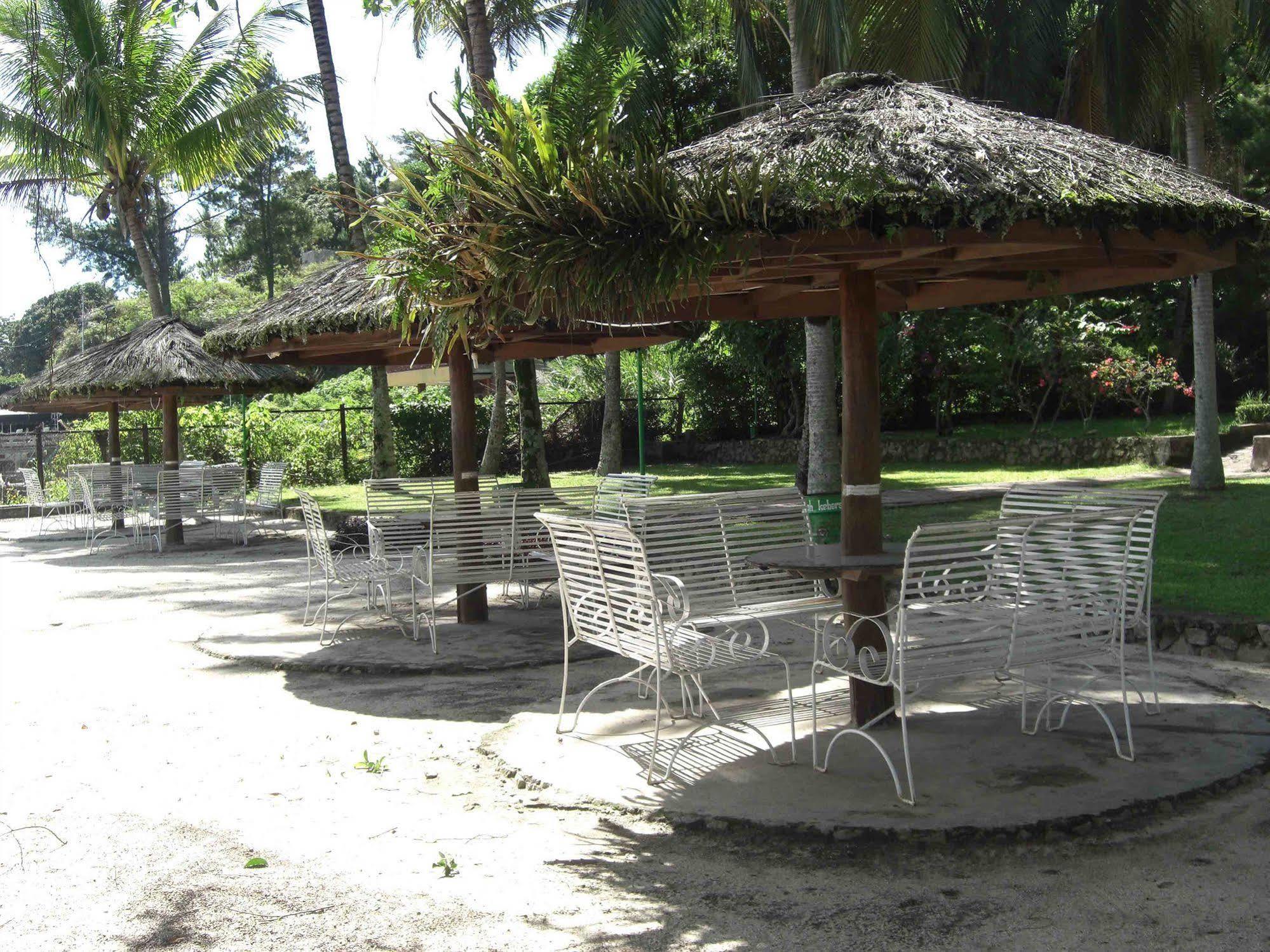 Hotel Pandu Lakeside Tuktuk Exterior photo