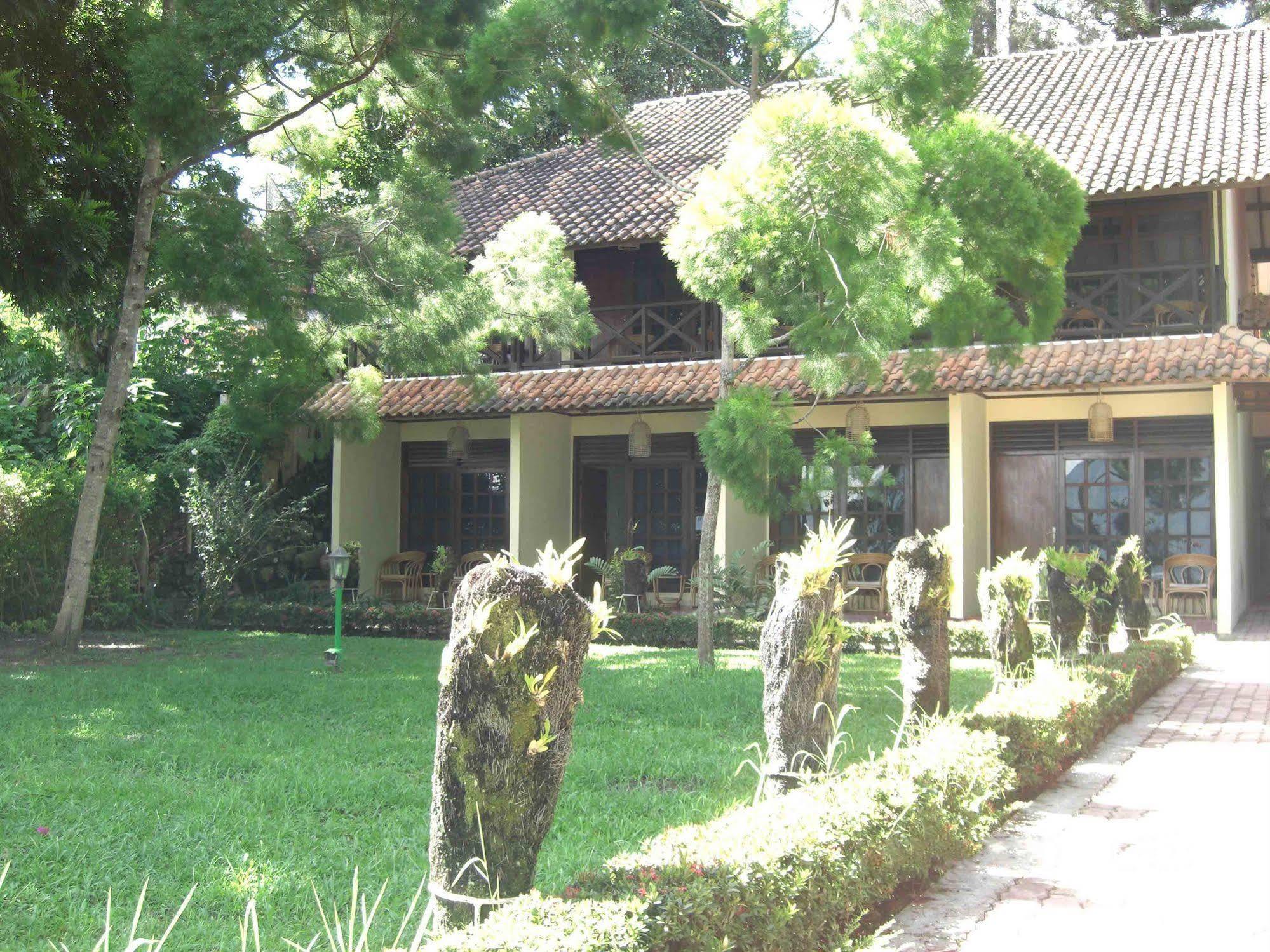 Hotel Pandu Lakeside Tuktuk Exterior photo